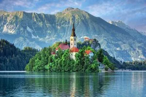 Navega hacia antiguos castillos