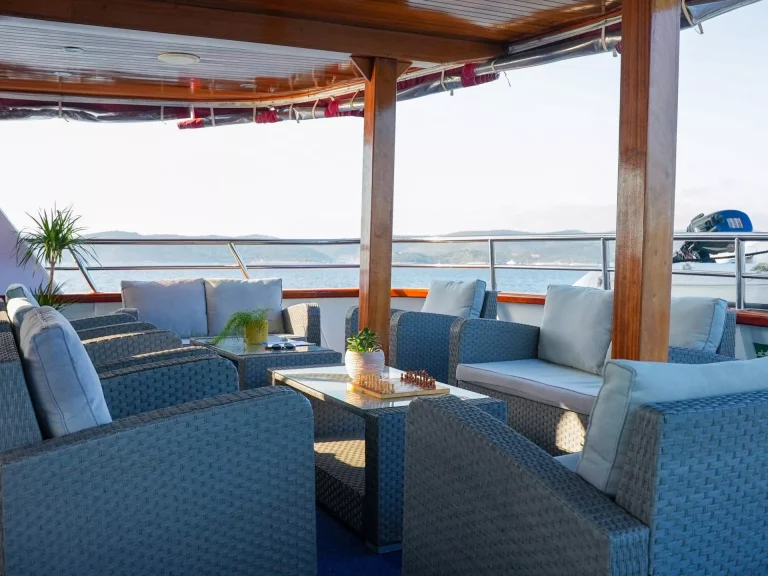 spl restaurant lobby scaled